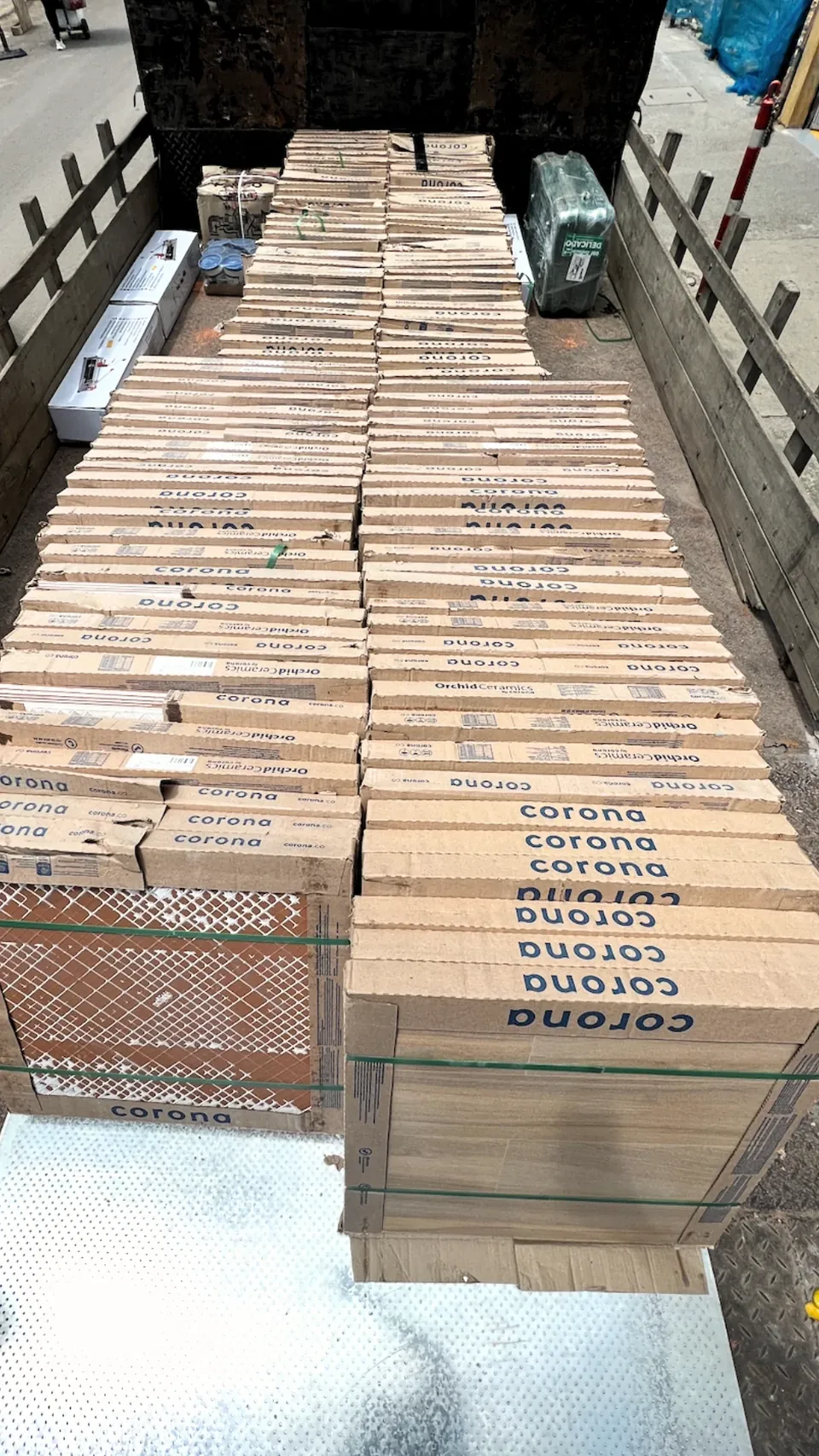 Cajas de baldosa y enchape Corona listas para entrega en Ferretería El Industrial, Garagoa