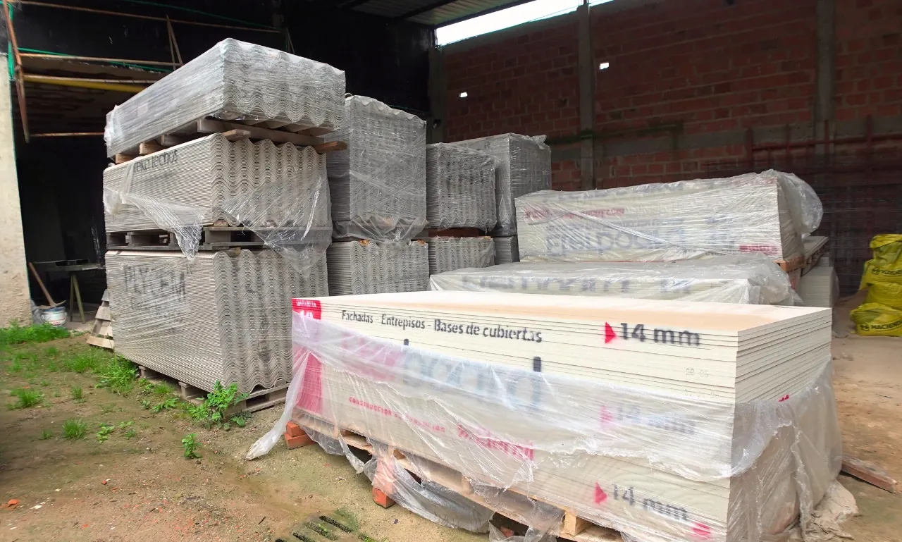 Estibas de tejas Eternit y placas Eterboard de 14 mm almacenadas en la bodega de Ferretería El Industrial en Garagoa