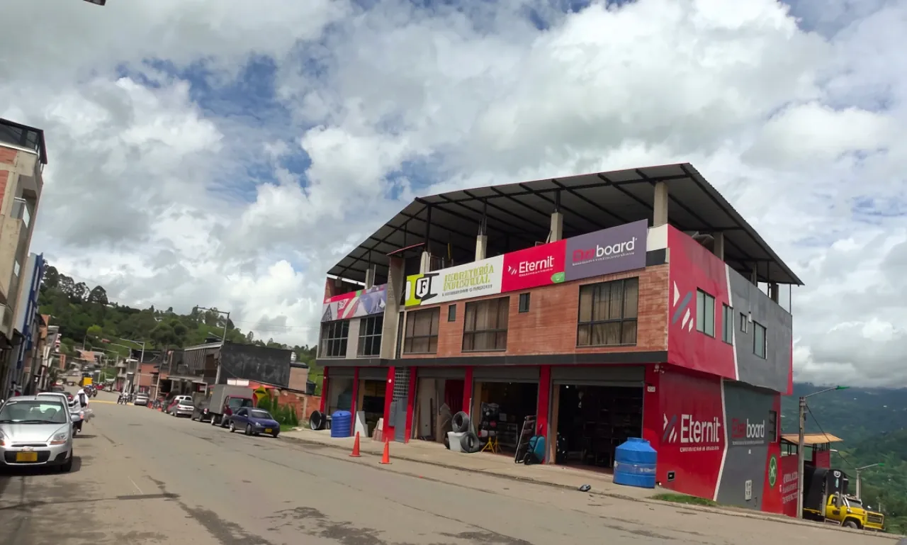 Fachada de Ferretería El Industrial en Garagoa, Boyacá, con el rótulo del almacén y materiales de construcción a la entrada