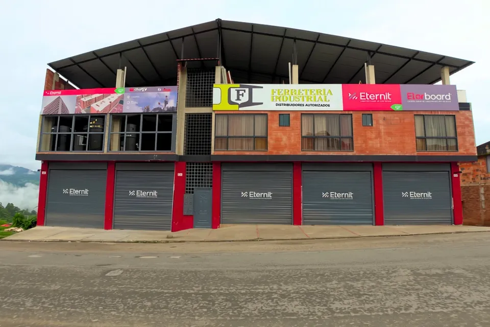 Vista frontal del edificio de Ferretería El Industrial en Garagoa con sus cinco puertas de acceso