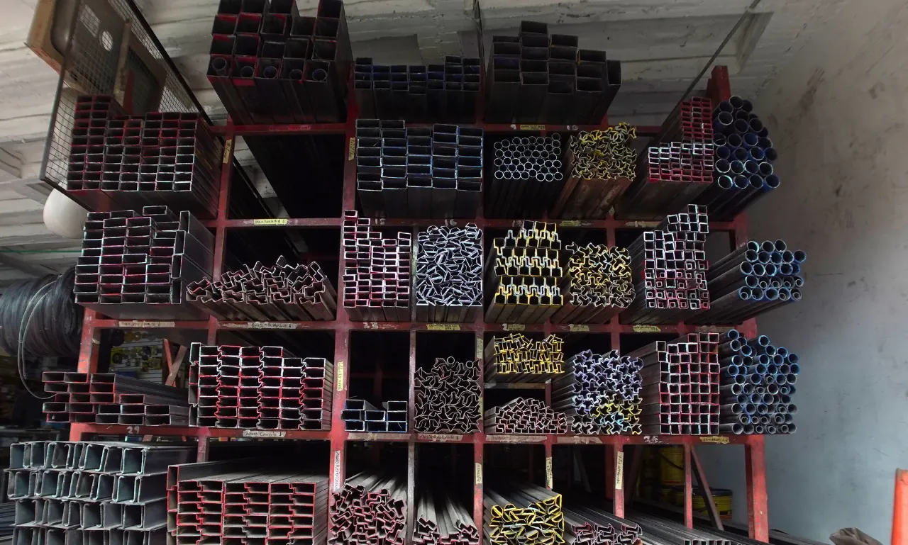 Estantería con tubería estructural cuadrada, ángulos, platinas y perfil C clasificados por medida en Ferretería El Industrial