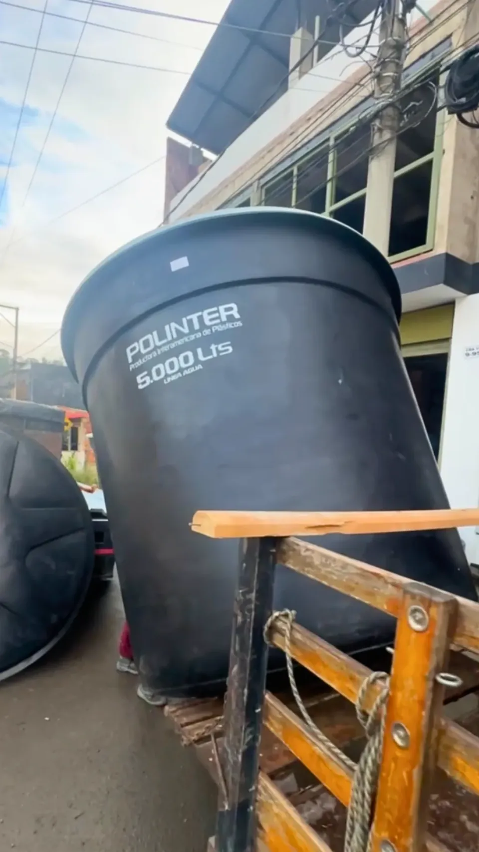 Tanque de agua Polinter de 5.000 litros cargado en camión para despacho desde Garagoa
