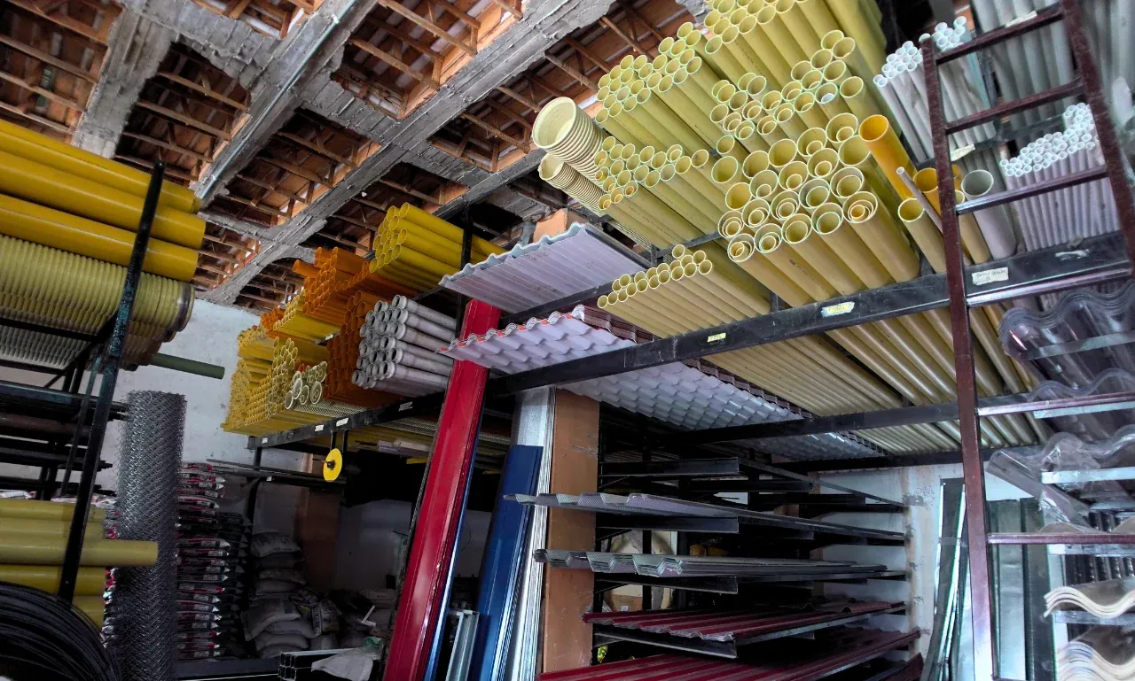 Estantería con tubería PVC sanitaria y de presión, tejas y perfiles en Ferretería El Industrial, Garagoa